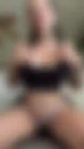 Joi se déshabille et jouit.