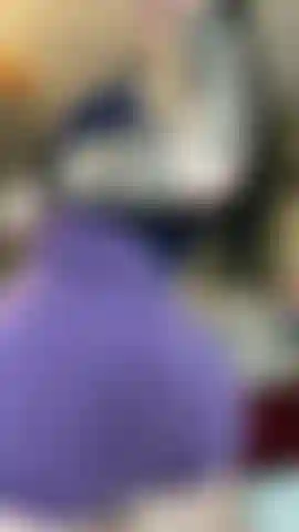 Gym babe se déshabille et jouit.