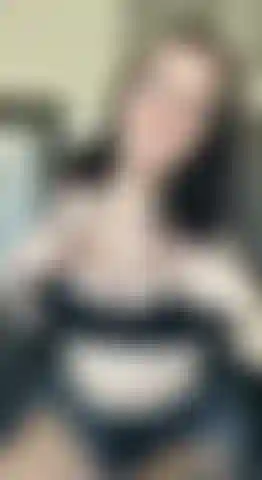 Seule à la maison et excitée.