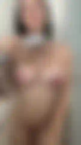 Je deviens coquine avec la pomme de douche.