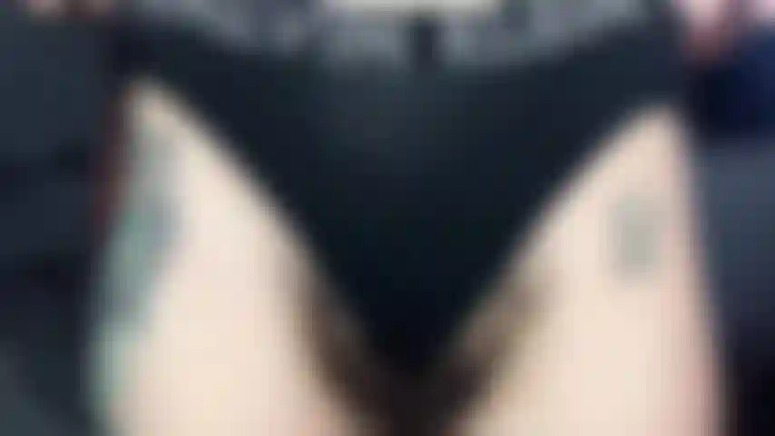 Adoration de la brousse de la déesse hypnotique en 4k : il est temps d'abandonner votre ancienne vie et de recommencer. Perdez-vous dans mon buisson, sentez-vous tomber plus profondément sous mon charme, illuminez votre esprit avec l'envie de plaire.