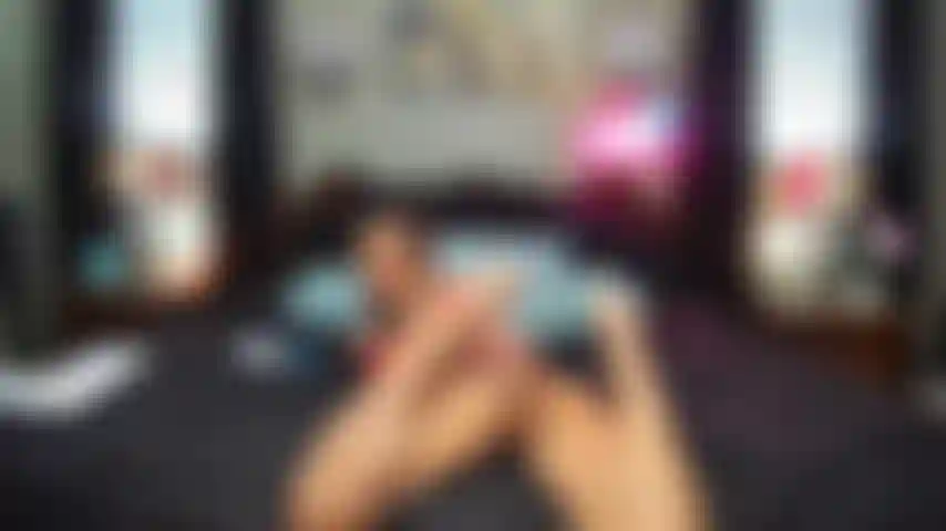 Je me baise le cul avec mon nouveau jouet en verre puis je le créme partout.