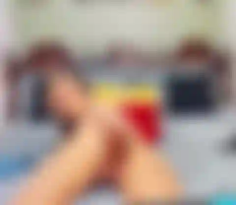 Je baise ma chatte mouillée devant la caméra sans audio.