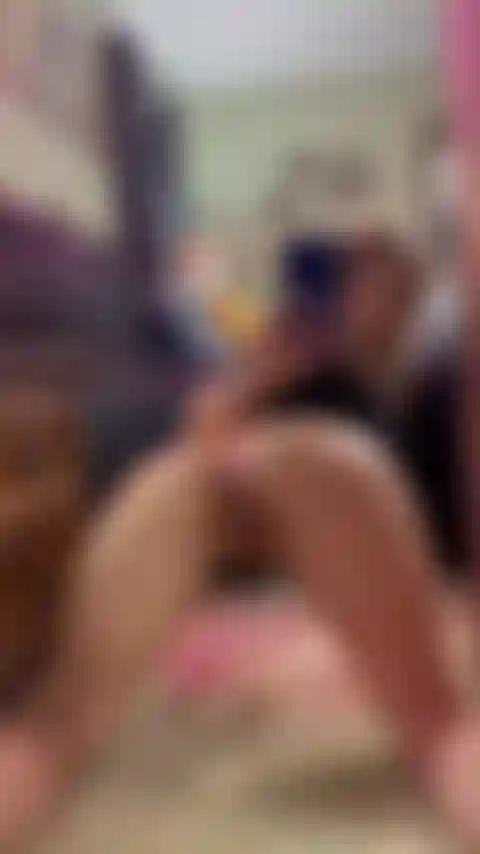 Courbée, huilée avec un plug anal.