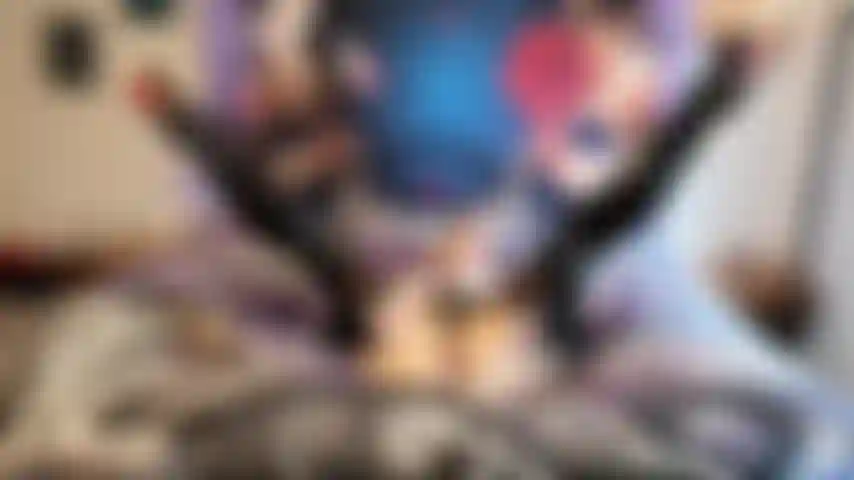 Un plug anal, un gode et une chatte béante.