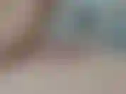 Taquinant une bite avec de l'huile.