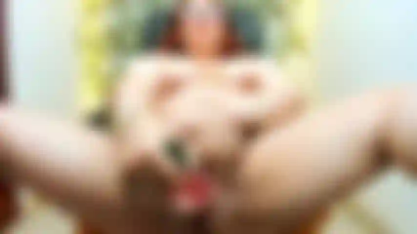 Je joue avec deux godes dans sa chatte.