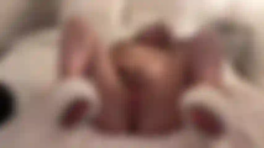 Je frotte ma chatte nue.