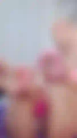 Viens me voir très excitée en train de baiser ma chatte avec mon vibromasseur préféré.