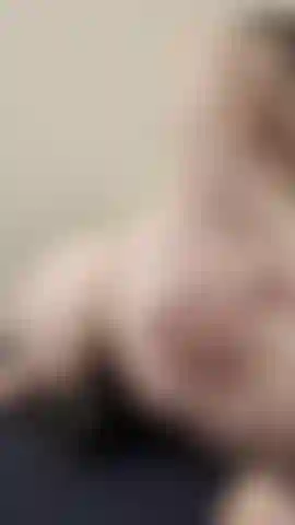 Un gros gode anal réaliste d'une minute.