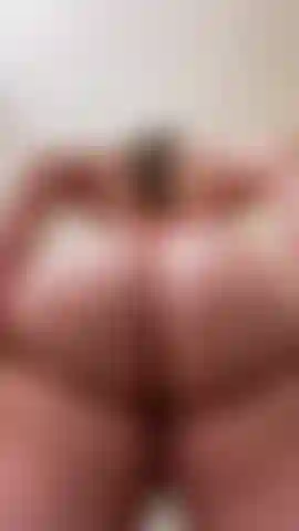 Minute et demie de cul qui se trémoussent en string orange.