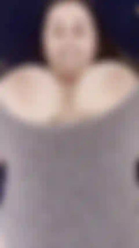 Titty rebondit en body gris.