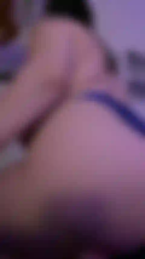 Twerk en string bleu.