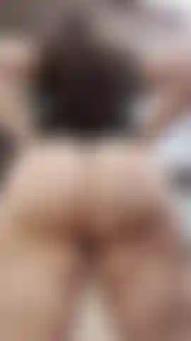 Je secoue mon cul pendant une minute et demie.