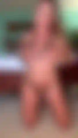 En commençant avec un petit bikini transparent, je commence à utiliser mon gode pour me faire jouir, en rebondissant de haut en bas dessus de face et de dos pour que tu aies toutes les meilleures vues.