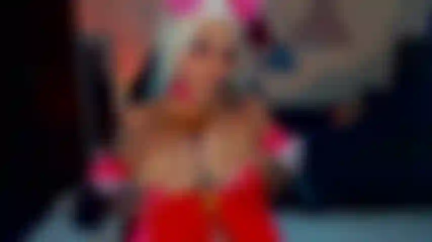 Je joue avec une jolie chatte et mes seins parfaits.