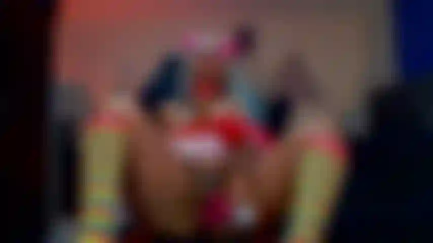 Je vous invite à voir quelque chose de délicieux et chaud.