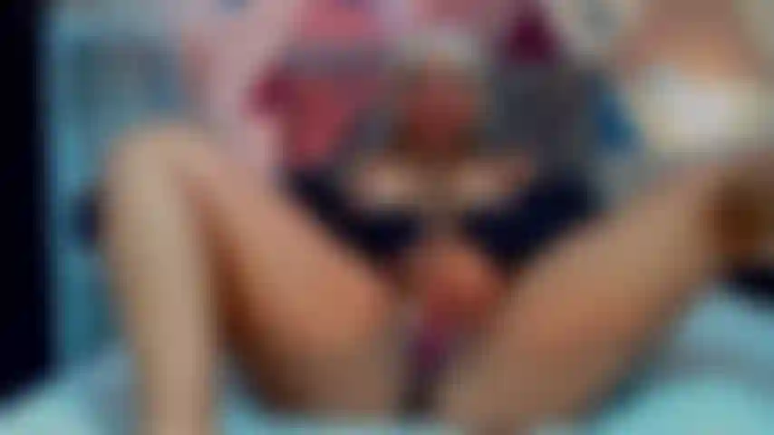 Regarde-moi baiser ma chatte très chaude et ma levrette.