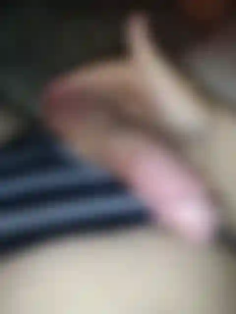 Claque mes noix pour papa tout en portant un string.