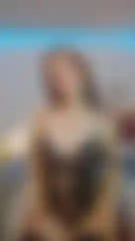 Mes doux seins veulent jouer avec toi.