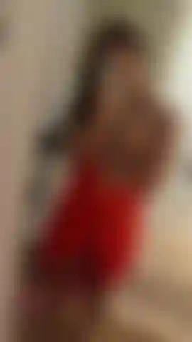 On rentre de notre premier rendez-vous, je pouvais voir ta bite palpiter à travers ton pantalon et ça m'a rendue tellement excitée de savoir que tu voulais me baiser dans cette robe… alors quand je rentre chez moi je me dis tant pis et je t'envoie cette petite vidéo. Et maintenant, que se passe-t-il ?