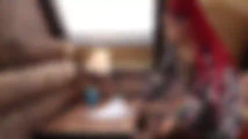 Cette secrétaire a besoin d'une formation. Frappe ma chatte avec ta grosse bite papa. Cette chatte est-elle à toi ? Tu vas le baiser ?