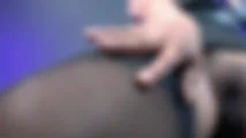 Taquine avec ma chatte poilue et mes seins.