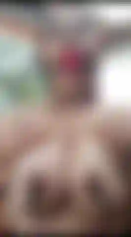 Salive, bâillon et pinces.