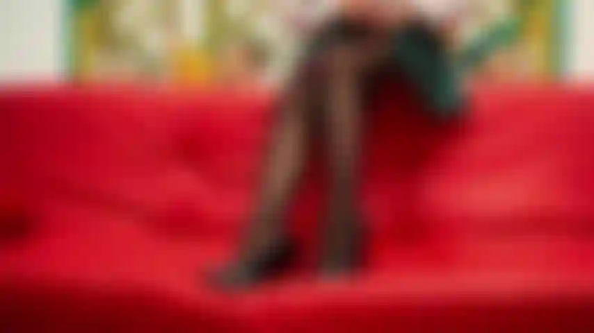 Mes jambes sexy contrastent avec le talon cubain.