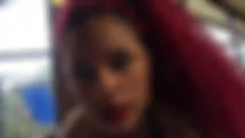 Tu as l'air tellement sexy en ce moment. Tu ressembles à un petit ange sexy avec tes lèvres enroulées autour de moi comme ça.