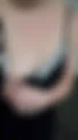 Je bourre mes culottes et je me masturbe dans mon couloir !!!