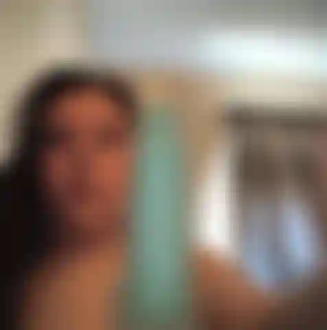 Regarde mon visage pendant que tu me caresses à ce rythme pov.