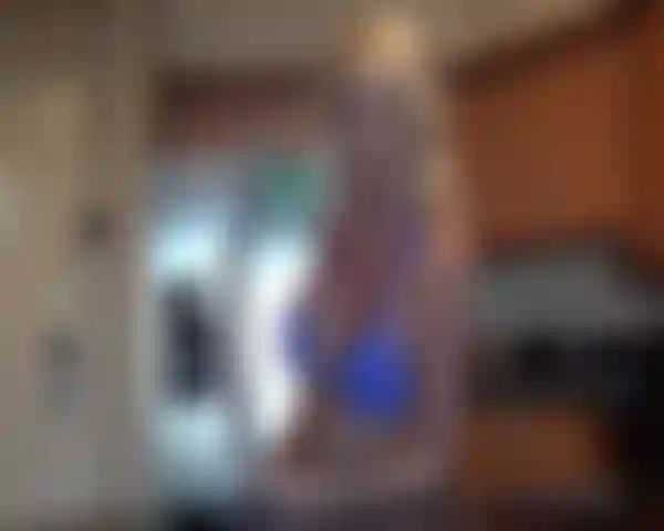 Une démonstration de fellation et de gorge profonde, je fais sortir mes seins gras et j'avale du sperme!