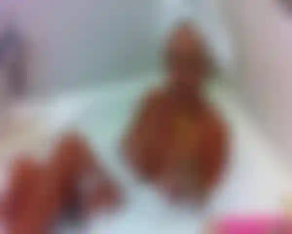 Je me masturbe et j'éjacule avec des jouets dans le bain et la douche.