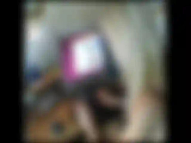 Spectacle de pieds minuscules et baise avec un gode sur webcam.