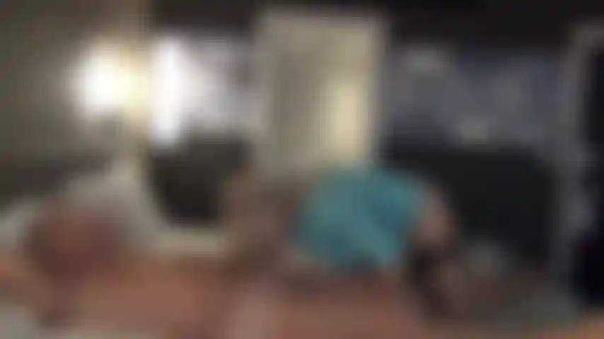 L'hôtesse de l'air christie suce bien le passager et se fait lécher la chatte.