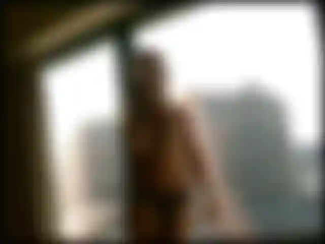 Rôtie à la broche avec une bite et un gode dans la fenêtre de vegas.