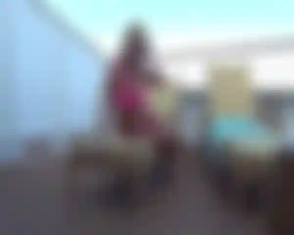 Me masturbe avec une ambiance et un gode sur un bateau de croisière.