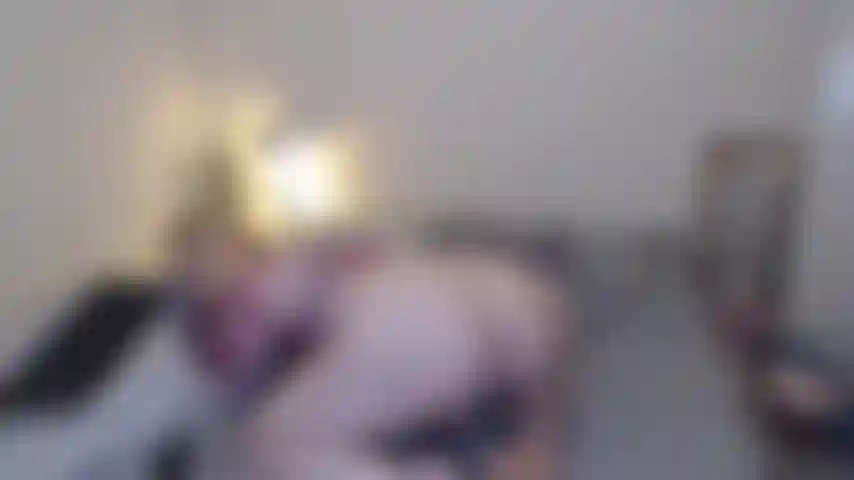 Baise-moi par derrière sur le lit.