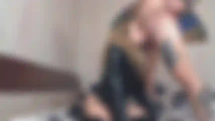 En train de sucer une grosse bite pendant qu'ils portent une veste en cuir et des bottes en latex.