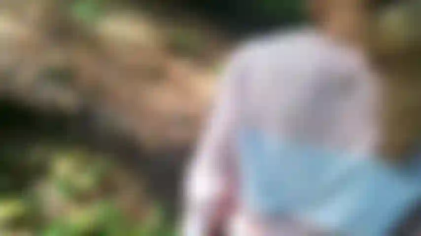 Wedgie en public en extérieur et exhibitionnisme.