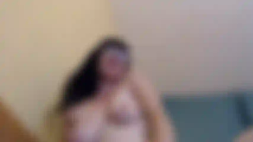 Pov : ta bite est petite et inutile. Heureusement pour toi, ton visage ne l'est pas. Je chevauche ton visage jusqu'à ce que je jouisse, pendant que je taquine ta petite bite !