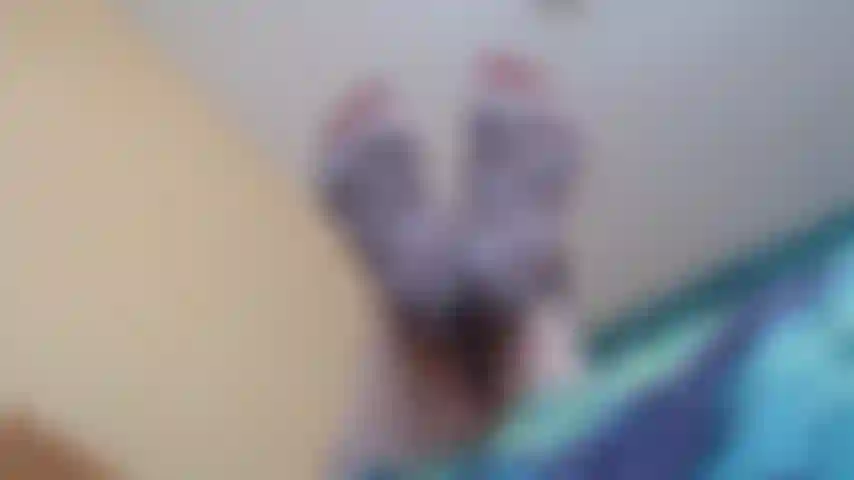 Branle ta bite perverse sur ma chaude chaussette d'hiver.