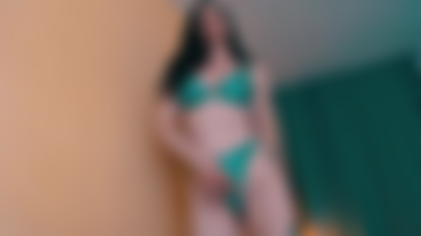 Des petites bites effrontées avec des bikinis brillants.