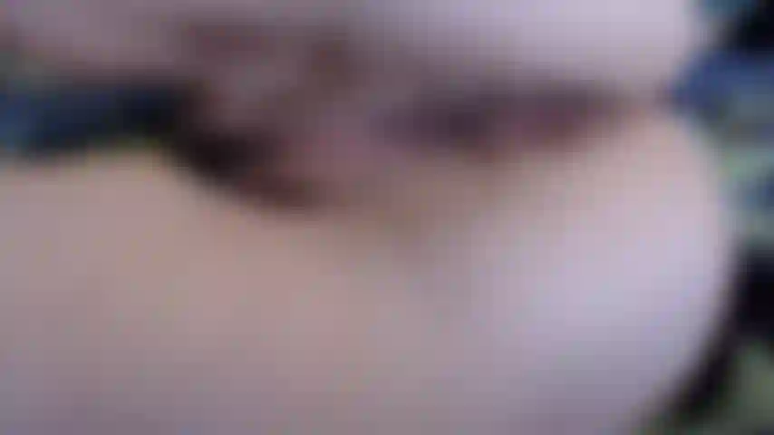 Asmr. De près la chatte poilue et le trou du cul, écartant, doigtant, orgasme. Chatte poilue et trou du cul seulement. Sans visage.