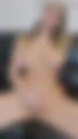 Anal chaud sur le canapé.