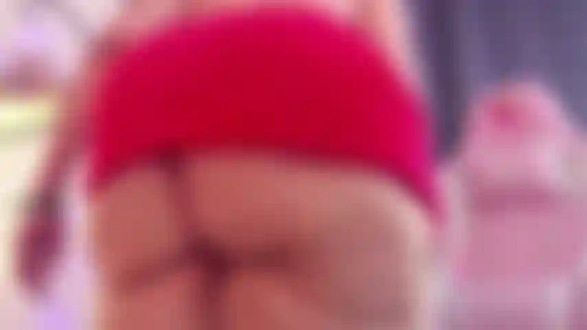 Applaudissant avec mes fesses et relevant ma jupe rouge.