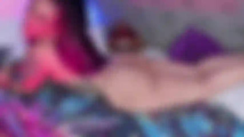 - Face contre terre dans mon lit, applaudissant avec mes fesses -.