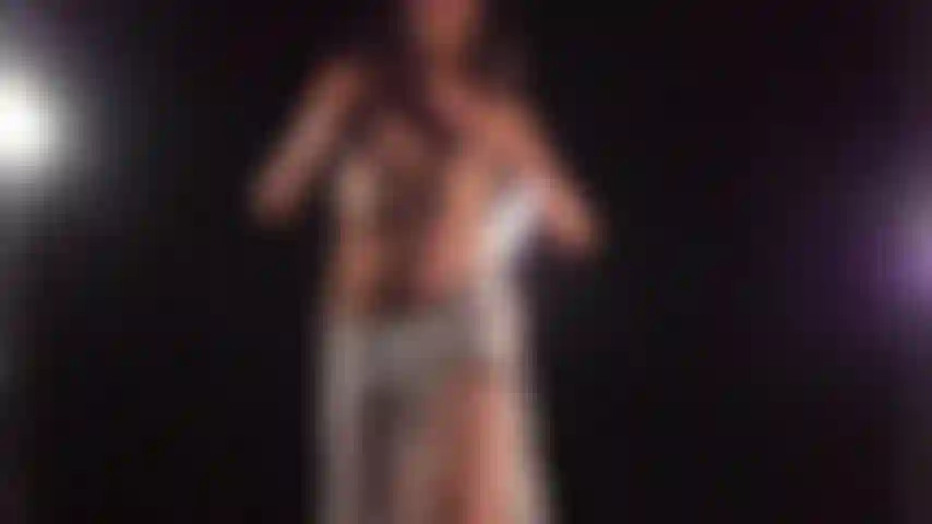 Striptease et gémissements.