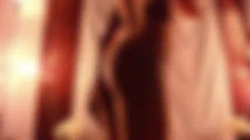 Taquine avec de l'eau (seins dehors).